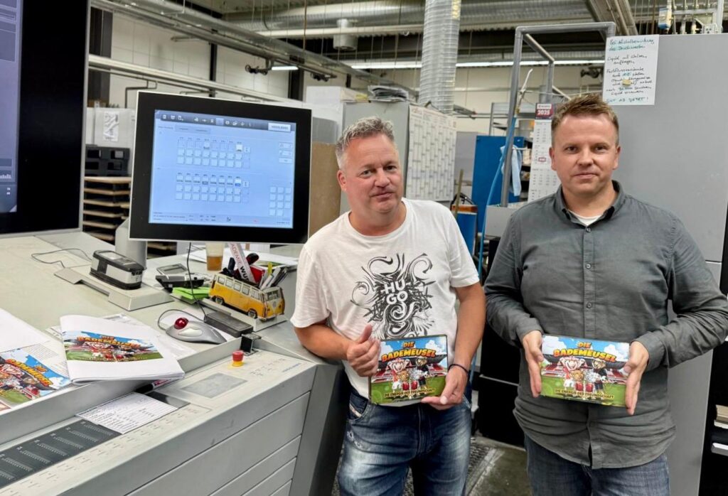 Druckstart für das zweite Bademeusel Abenteuer: Die Energie der Freundschaft; Jörg Schröter und Autor Enrico Schnick (vlnr)